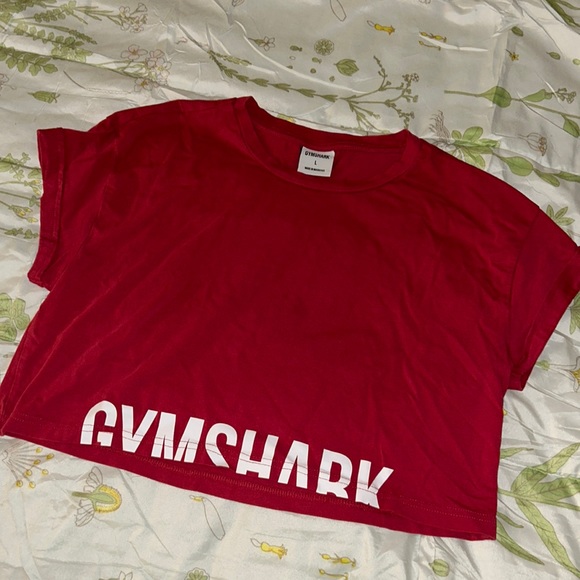 Gymshark Tops - Pink crop Gymshark Tee